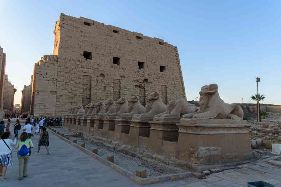 Egipto 038 - Luxor - Templo de Karnak - Avenida de Las Esfinges.jpg
